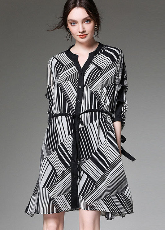 Französisches schwarzes Chiffon-Sommerkleid mit V-Ausschnitt und Knöpfen, halblange Ärmel