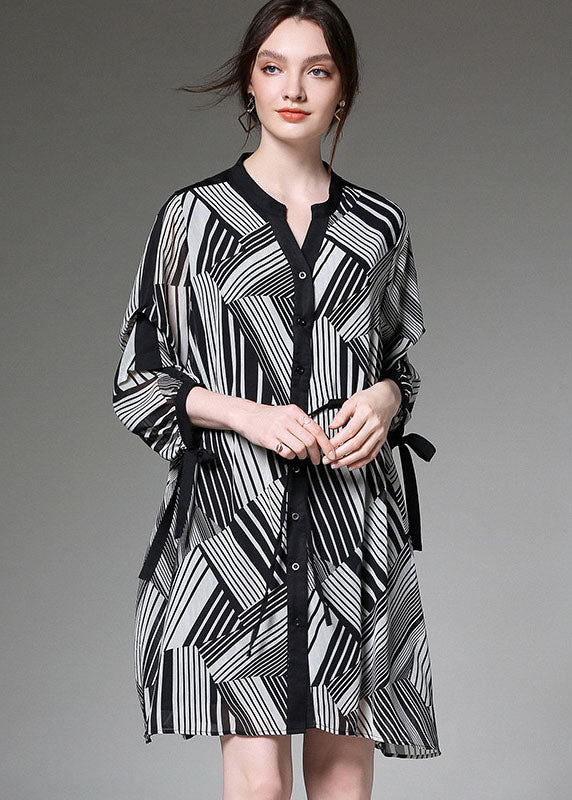 Französisches schwarzes Chiffon-Sommerkleid mit V-Ausschnitt und Knöpfen, halblange Ärmel