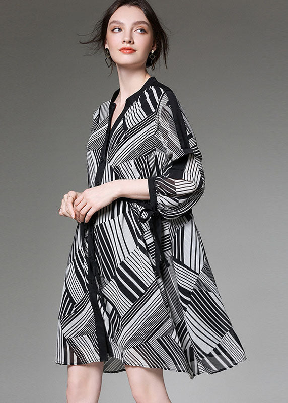 Französisches schwarzes Chiffon-Sommerkleid mit V-Ausschnitt und Knöpfen, halblange Ärmel