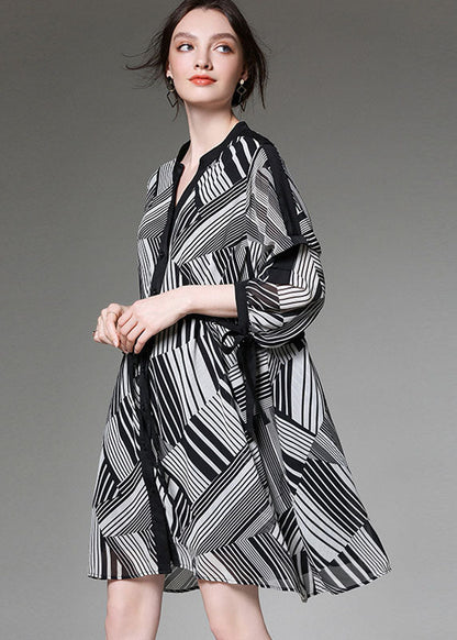 Französisches schwarzes Chiffon-Sommerkleid mit V-Ausschnitt und Knöpfen, halblange Ärmel