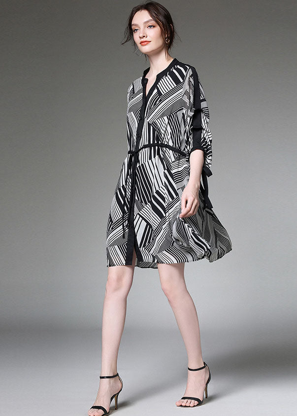 Französisches schwarzes Chiffon-Sommerkleid mit V-Ausschnitt und Knöpfen, halblange Ärmel