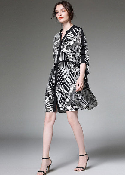 Französisches schwarzes Chiffon-Sommerkleid mit V-Ausschnitt und Knöpfen, halblange Ärmel