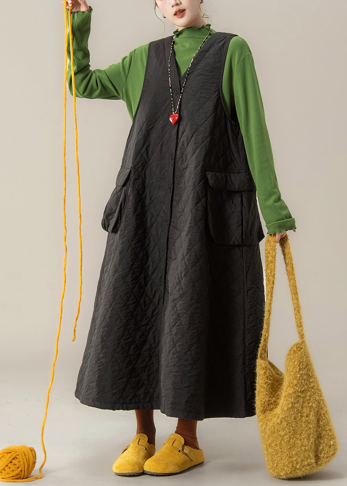 Französisches schwarzes Westenkleid mit V-Ausschnitt, Knopfleiste und Taschen, gefüttert mit feiner Baumwolle, Winter