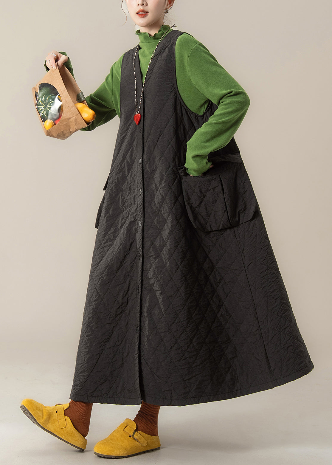 Französisches schwarzes Westenkleid mit V-Ausschnitt, Knopfleiste und Taschen, gefüttert mit feiner Baumwolle, Winter