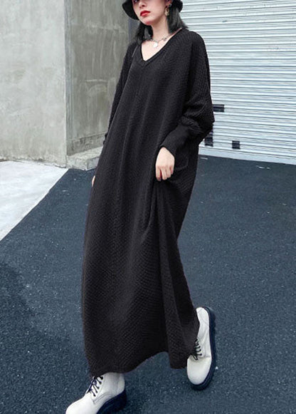 Französisches schwarzes Strickkleid aus Baumwolle mit V-Ausschnitt für den Herbst