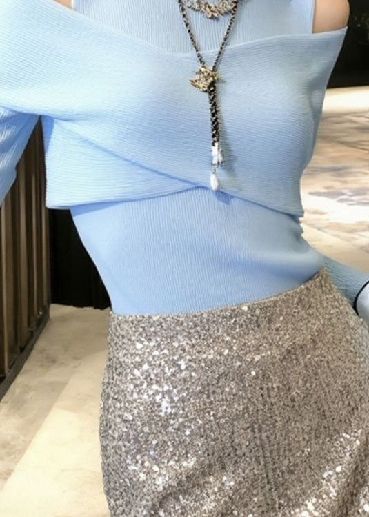 Suéter de punto con hombros descubiertos y patchwork en azul francés para primavera