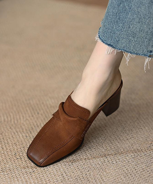 Französische braune Sandalen aus Kunstleder mit Spleißdesign und Blockabsatz