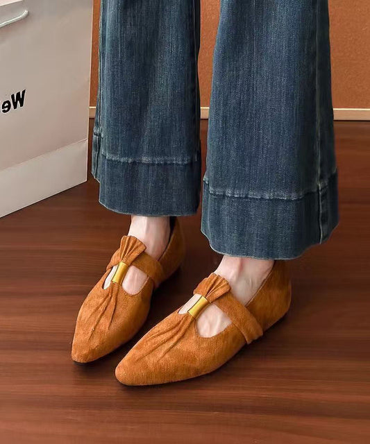 Französische braune Wildleder-Keilschuhe mit Ziernähten, spitzer Zehenpartie und Faltenwurf