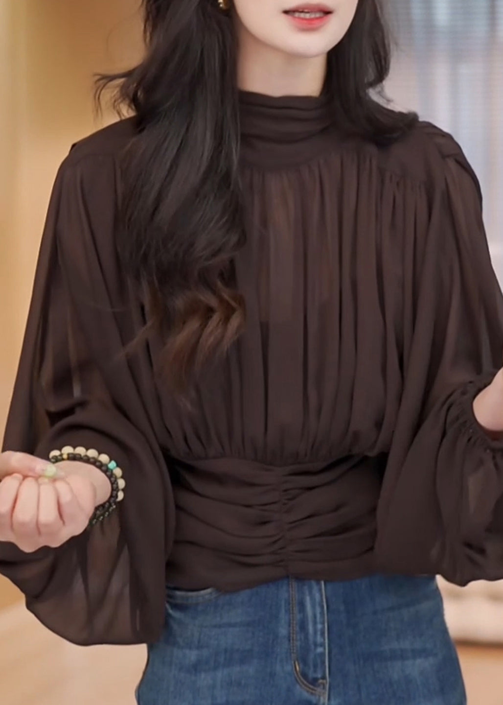 Camisa de gasa arrugada con cuello alto y mangas farol en color chocolate francés