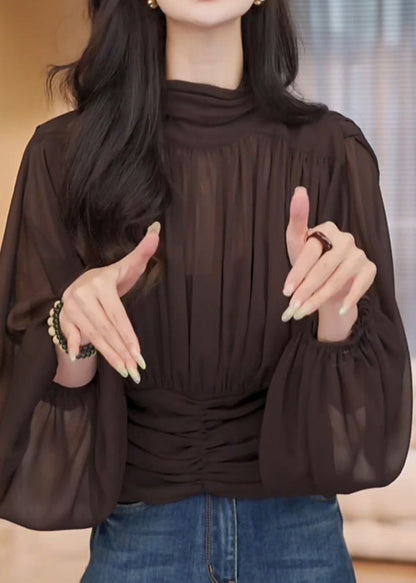 Camisa de gasa arrugada con cuello alto y mangas farol en color chocolate francés