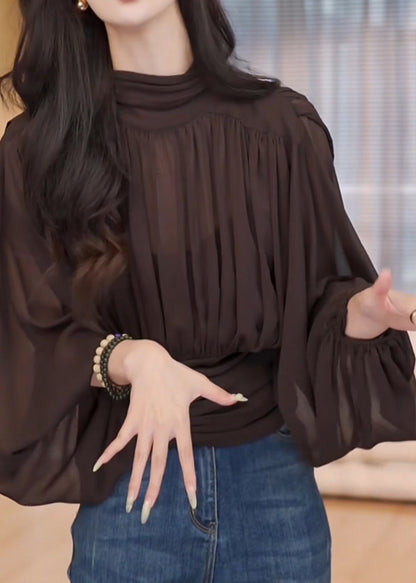 Camisa de gasa arrugada con cuello alto y mangas farol en color chocolate francés