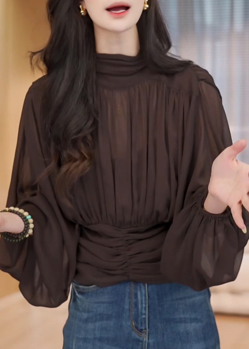 Camisa de gasa arrugada con cuello alto y mangas farol en color chocolate francés