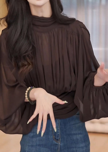 Camisa de gasa arrugada con cuello alto y mangas farol en color chocolate francés