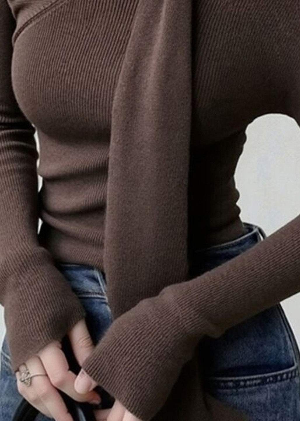 Französisches Kaffeefarbenes Stricktop mit kalten Schultern für den Frühling