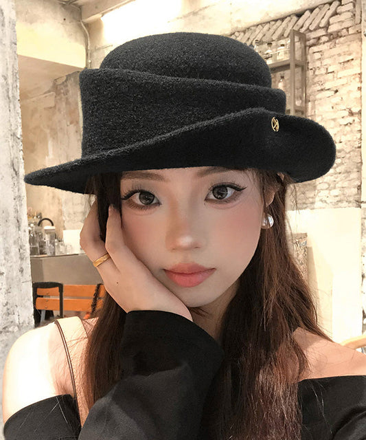 Elegante sombrero cloche francés de lana con bordes rizados en negro