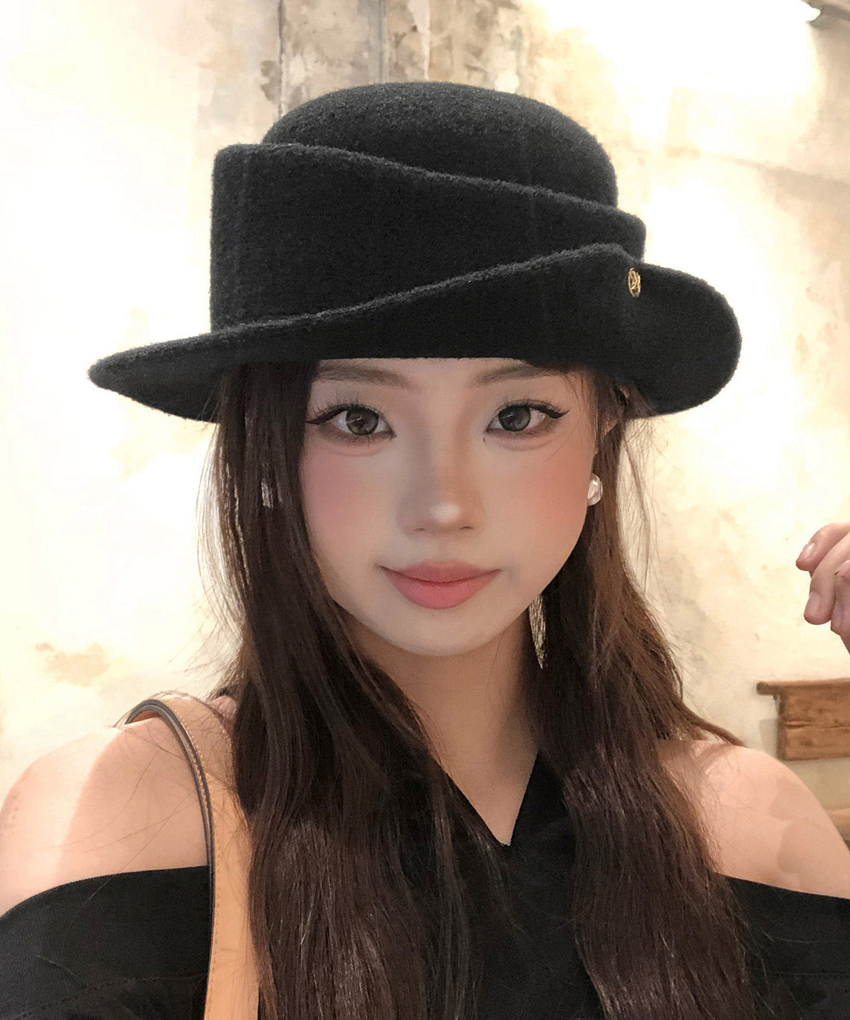 Elegante sombrero cloche francés de lana con bordes rizados en negro