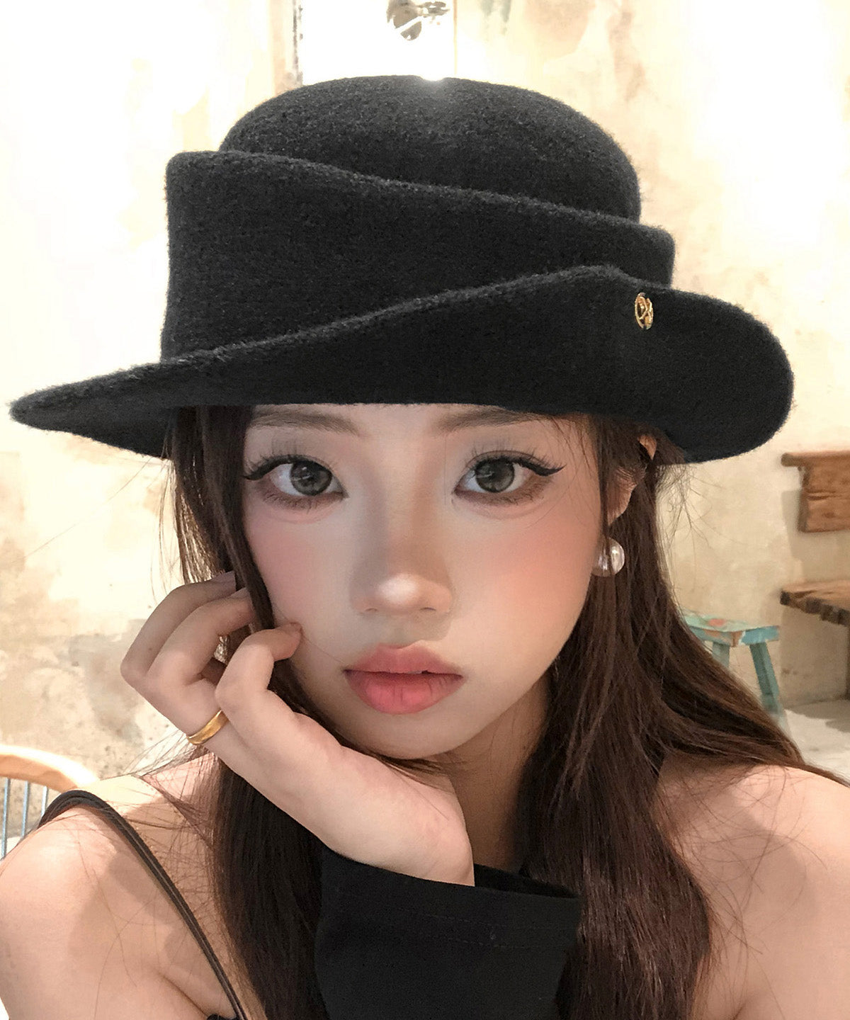 Elegante sombrero cloche francés de lana con bordes rizados en negro