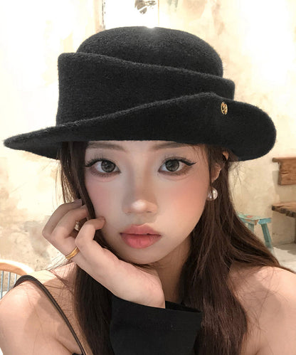 Elegante sombrero cloche francés de lana con bordes rizados en negro