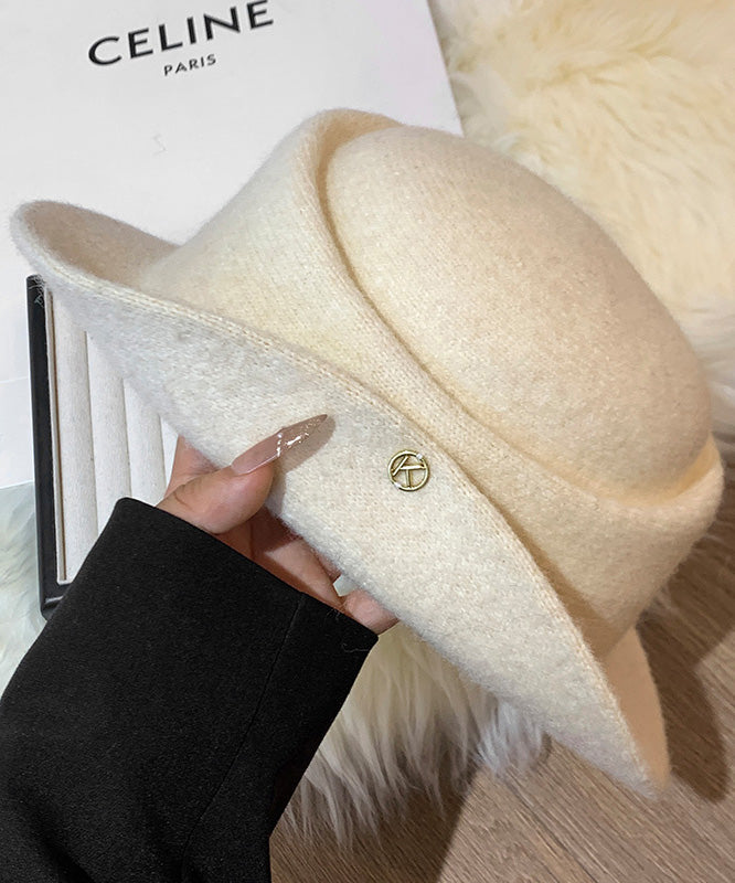 Elegante sombrero cloche francés de lana con bordes rizados en negro