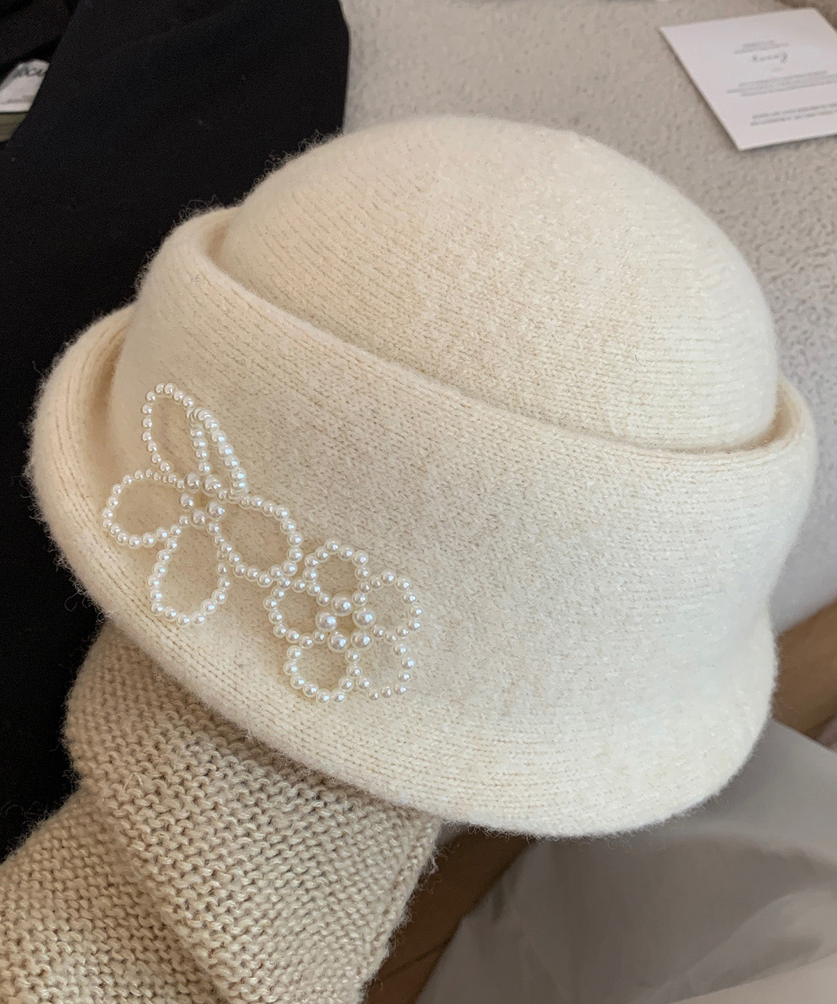 Eleganter französischer Fischerhut aus schwarzem Perlenstrick