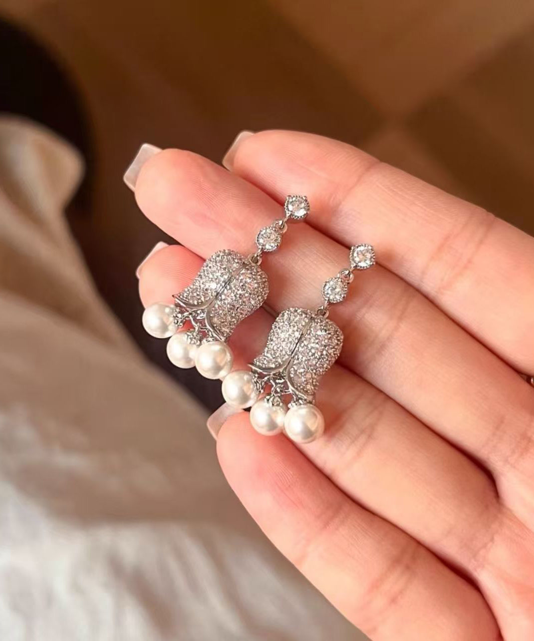 Ohrhänger aus französischem Gold und Kupfer mit Zirkonperlen und Maiglöckchenmotiv