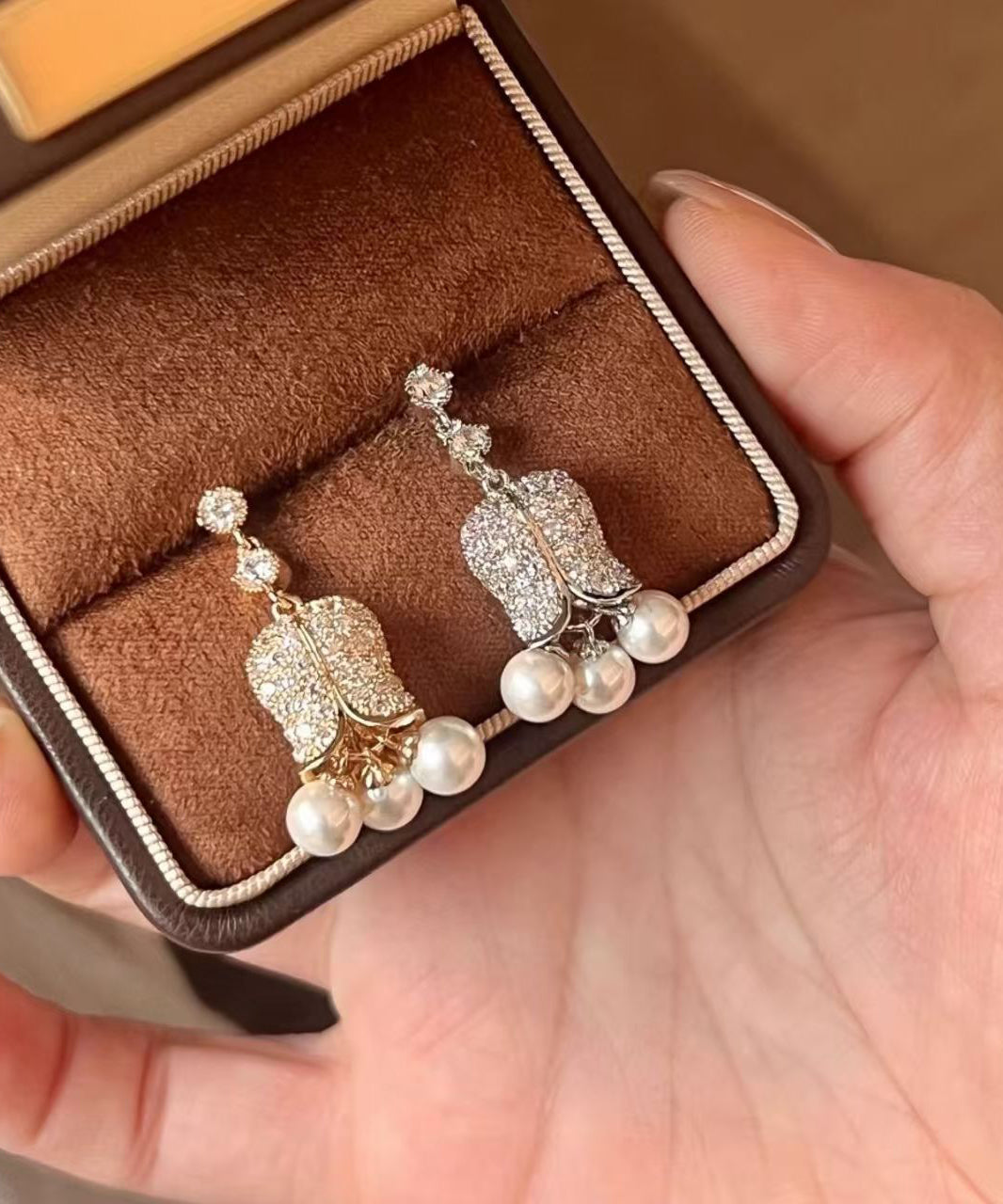 Ohrhänger aus französischem Gold und Kupfer mit Zirkonperlen und Maiglöckchenmotiv