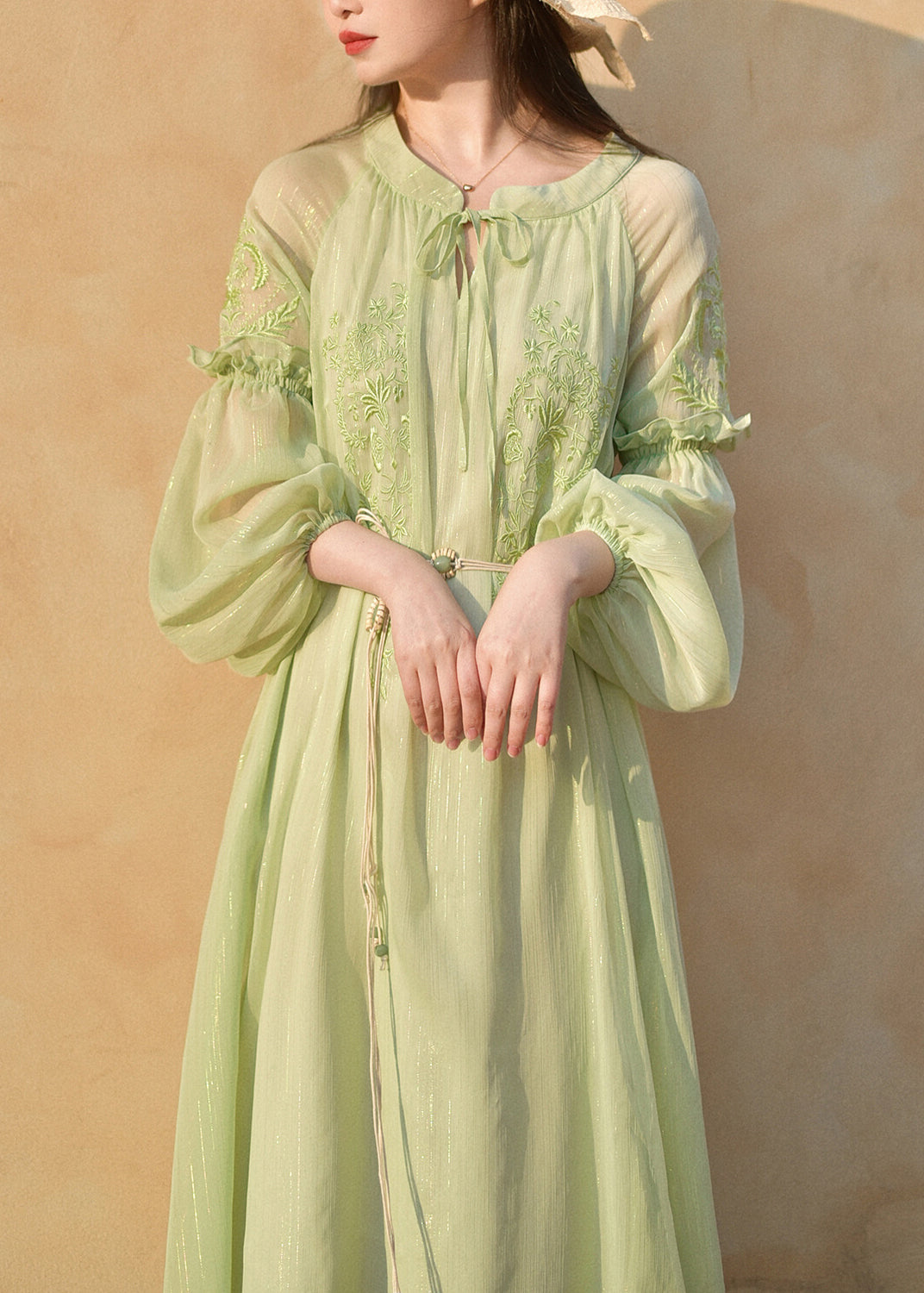 Französisches grünes Chiffonkleid mit Rüschen und Stickereien für den Sommer