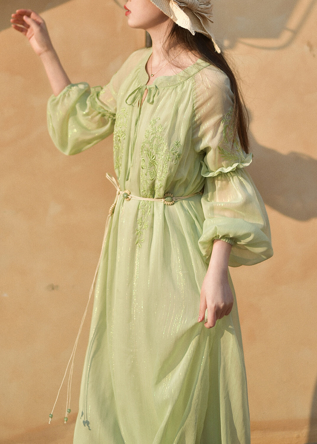 Französisches grünes Chiffonkleid mit Rüschen und Stickereien für den Sommer