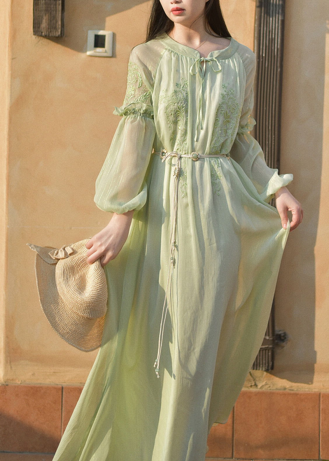 Französisches grünes Chiffonkleid mit Rüschen und Stickereien für den Sommer