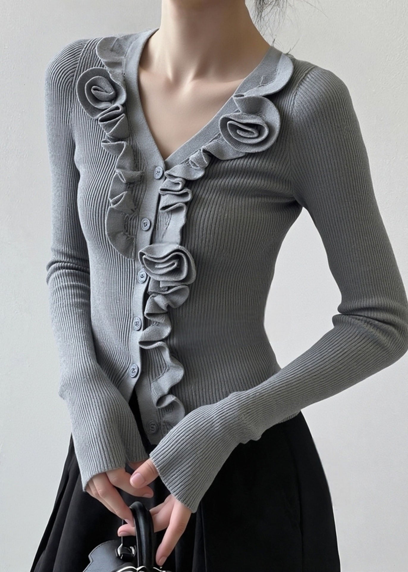 Suéter corto de punto con patchwork y volantes en gris francés para primavera