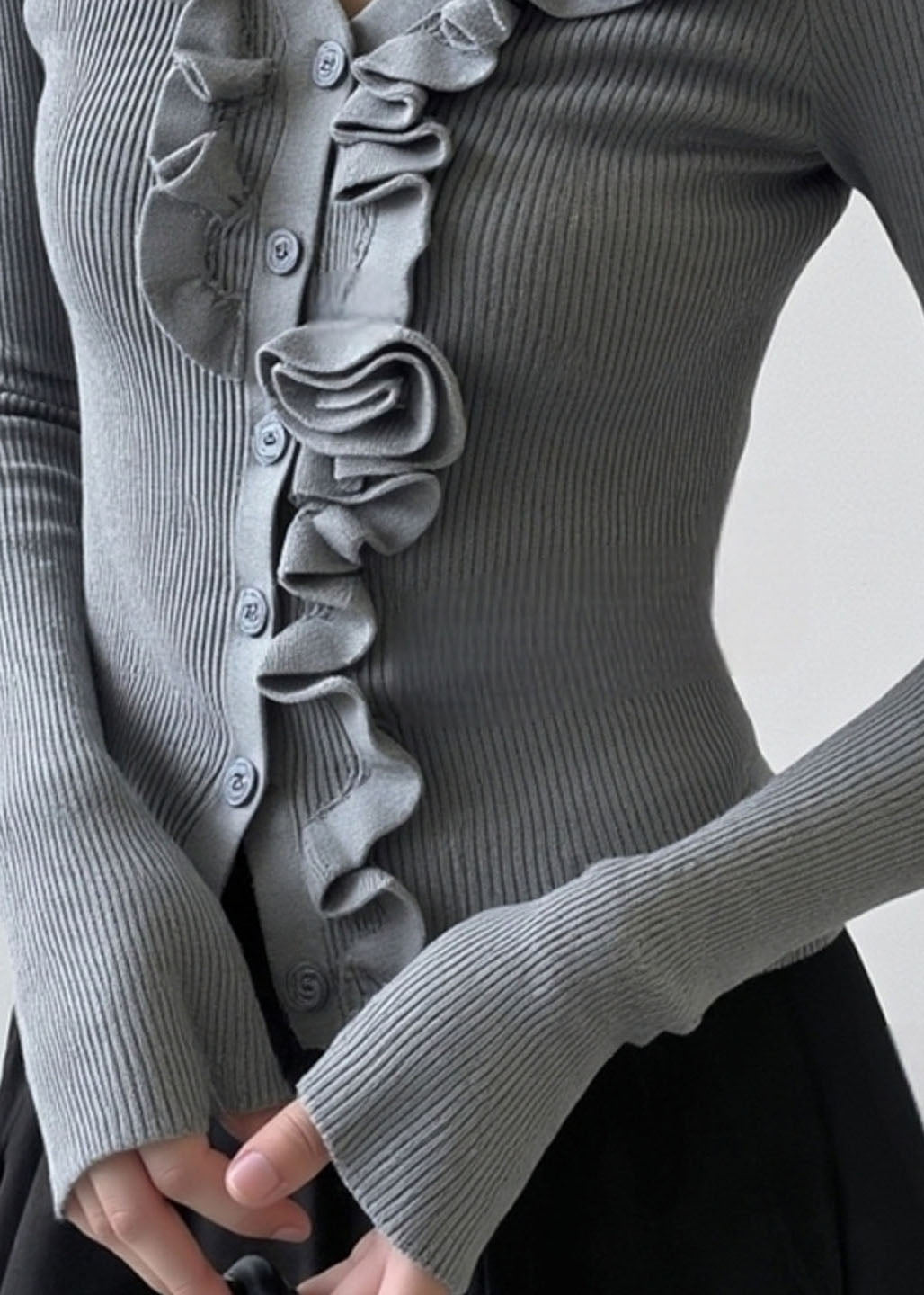 Suéter corto de punto con patchwork y volantes en gris francés para primavera