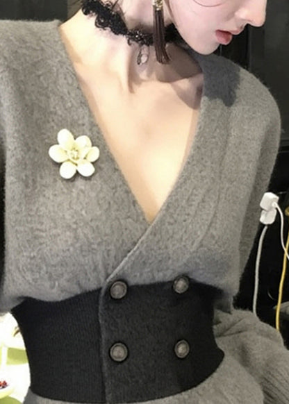 Französische graue Strickmäntel mit V-Ausschnitt, Knopfleiste und Patchwork-Design für den Winter