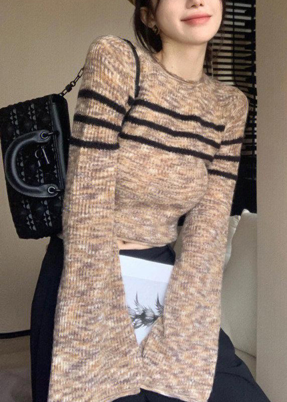 Suéter corto de punto a rayas con cuello redondo y mangas acampanadas