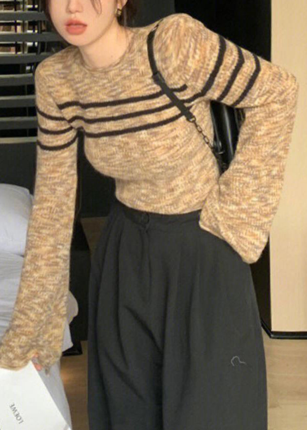 Suéter corto de punto a rayas con cuello redondo y mangas acampanadas