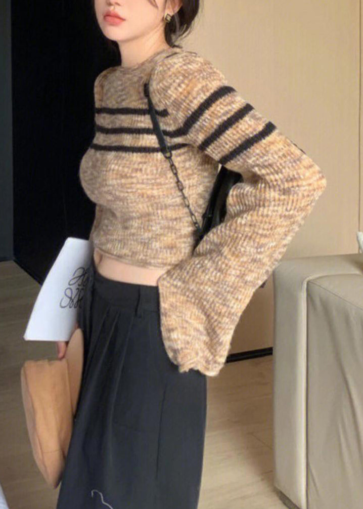 Suéter corto de punto a rayas con cuello redondo y mangas acampanadas