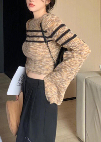 Suéter corto de punto a rayas con cuello redondo y mangas acampanadas