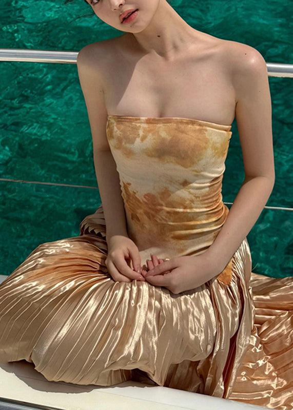 Vestido largo de fiesta sin mangas con hombros descubiertos y arrugado en color naranja francés