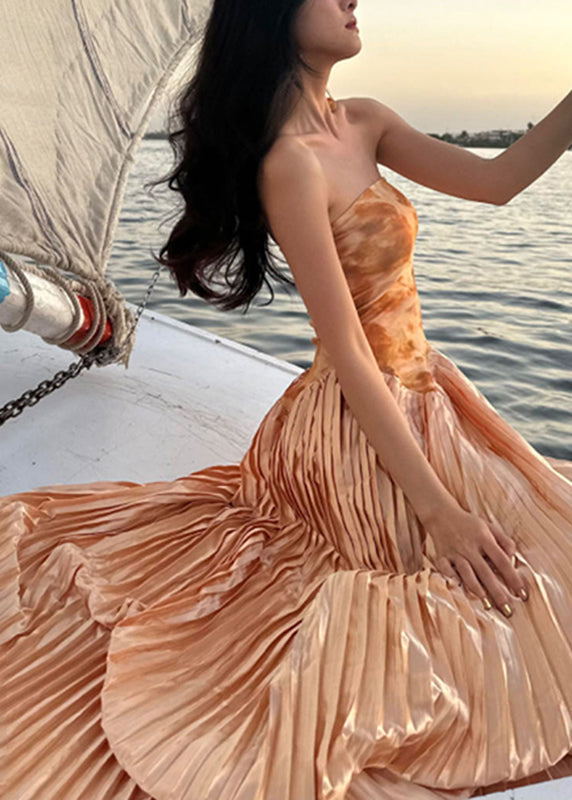 Vestido largo de fiesta sin mangas con hombros descubiertos y arrugado en color naranja francés
