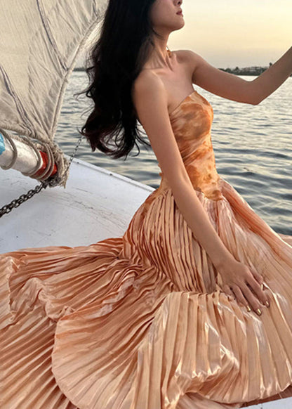 Vestido largo de fiesta sin mangas con hombros descubiertos y arrugado en color naranja francés