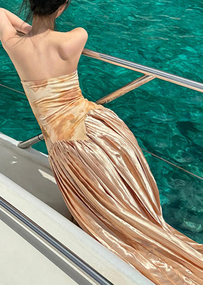 Vestido largo de fiesta sin mangas con hombros descubiertos y arrugado en color naranja francés