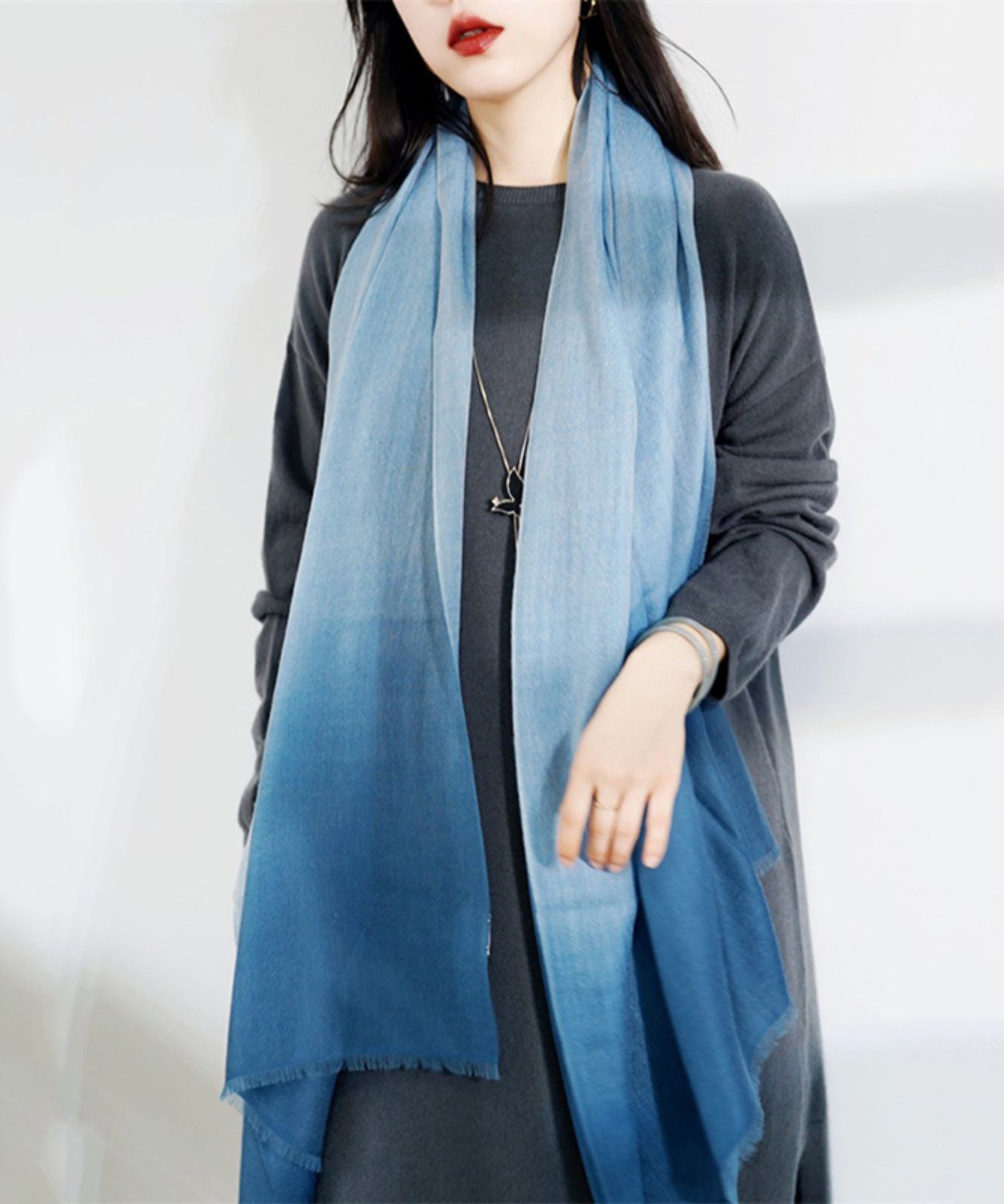 Französischer Kaschmirschal mit Farbverlauf in Pfauenblau