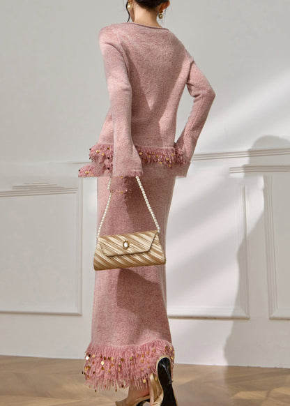 Conjunto de dos piezas de jersey de punto de algodón con borlas y falda larga con retazos de lentejuelas rosas francesas y mangas acampanadas.