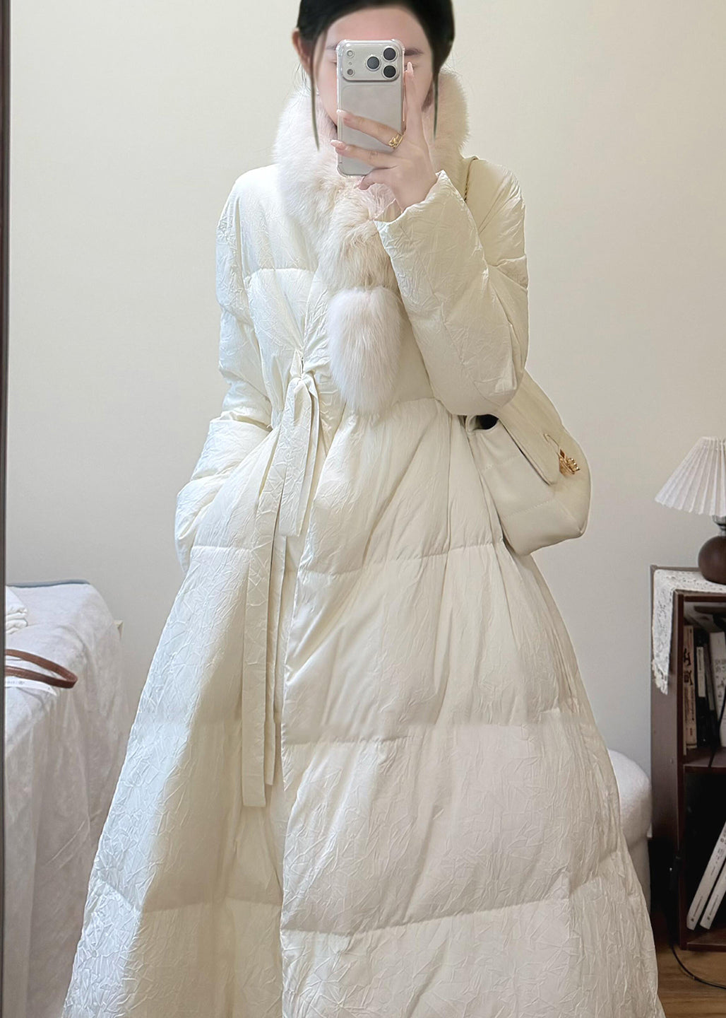 Französische Weißfuchs-Daunenjacken mit Kragen, Bindegürtel und Entendaunen für den Winter