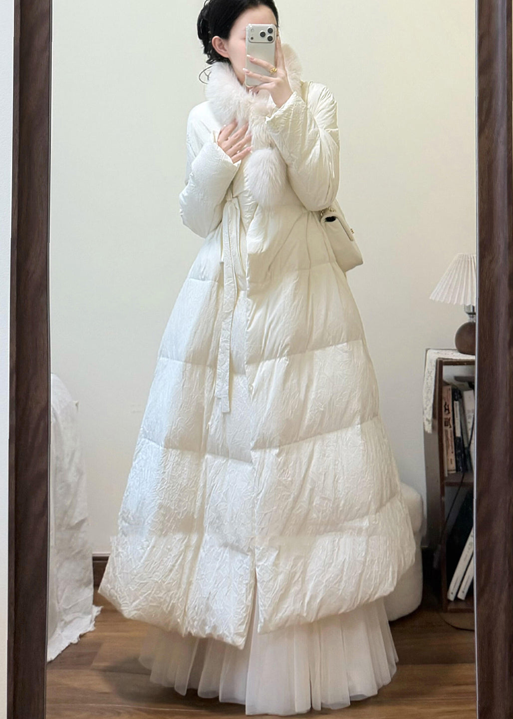 Französische Weißfuchs-Daunenjacken mit Kragen, Bindegürtel und Entendaunen für den Winter