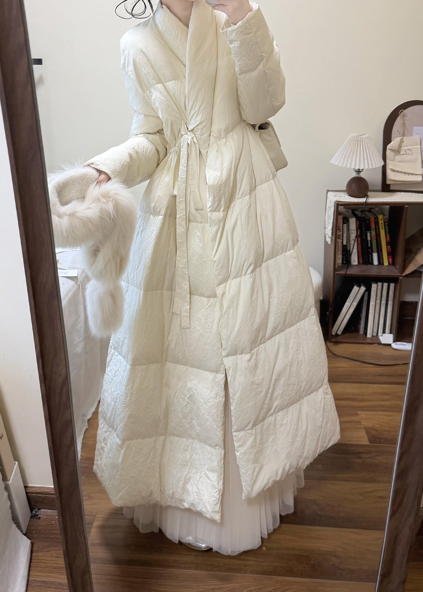 Französische Weißfuchs-Daunenjacken mit Kragen, Bindegürtel und Entendaunen für den Winter