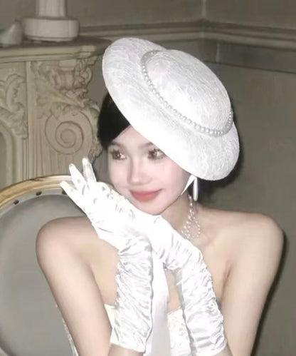 Sombrero cloche francés de encaje blanco con perlas y cordones
