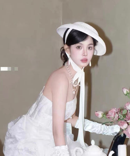 Sombrero cloche francés de encaje blanco con perlas y cordones