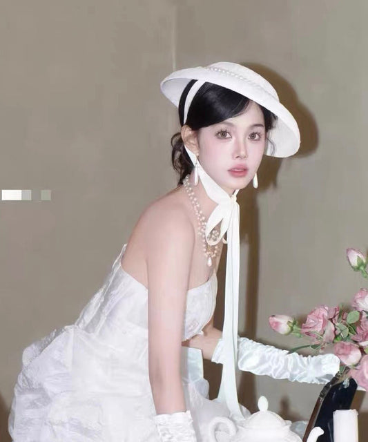 Sombrero cloche francés de encaje blanco con perlas y cordones