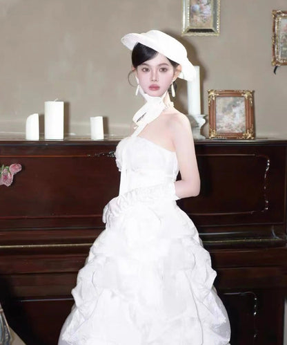 Sombrero cloche francés de encaje blanco con perlas y cordones