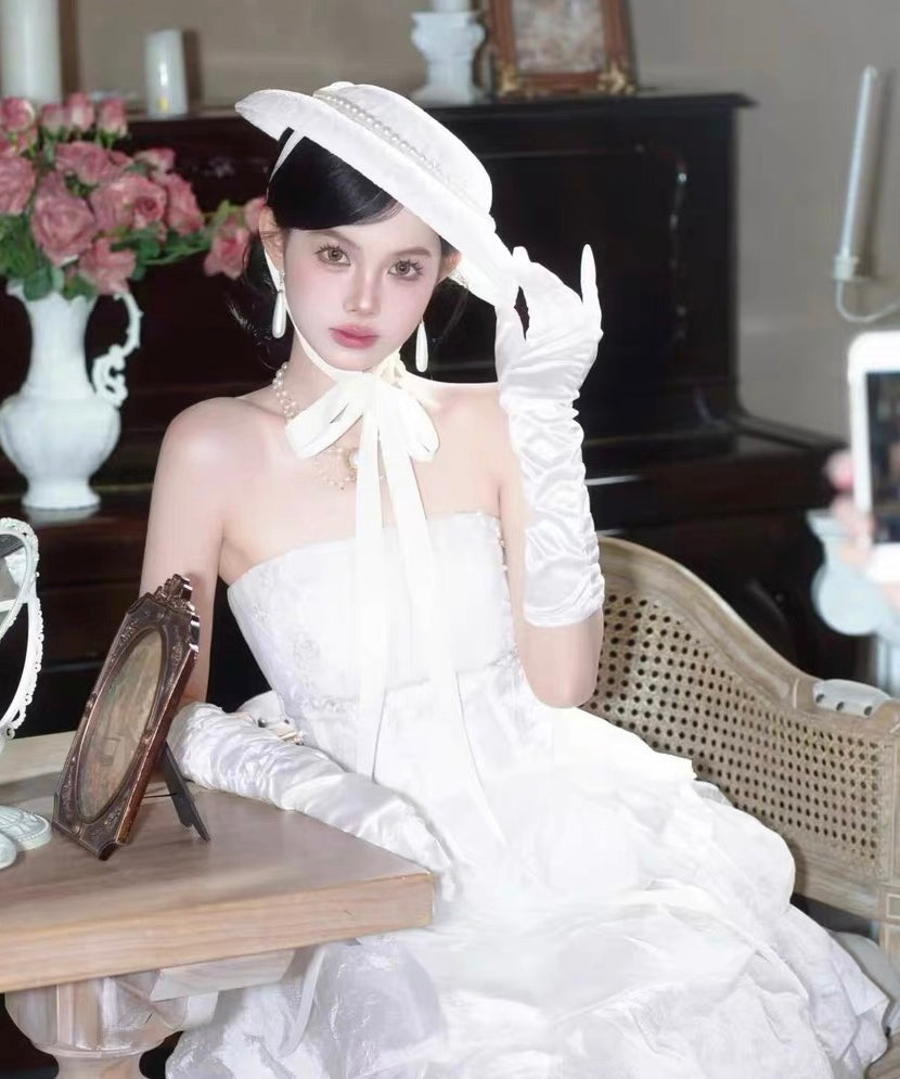 Sombrero cloche francés de encaje blanco con perlas y cordones